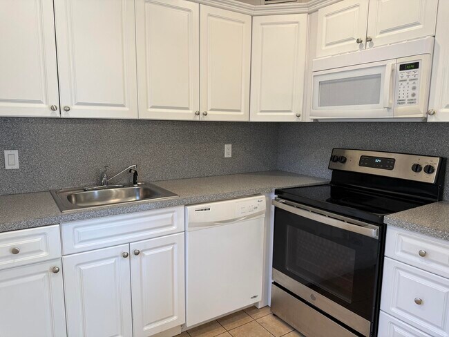 Building Photo - 569 Monaco Way