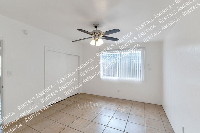 Building Photo - 803 E Holaway Dr