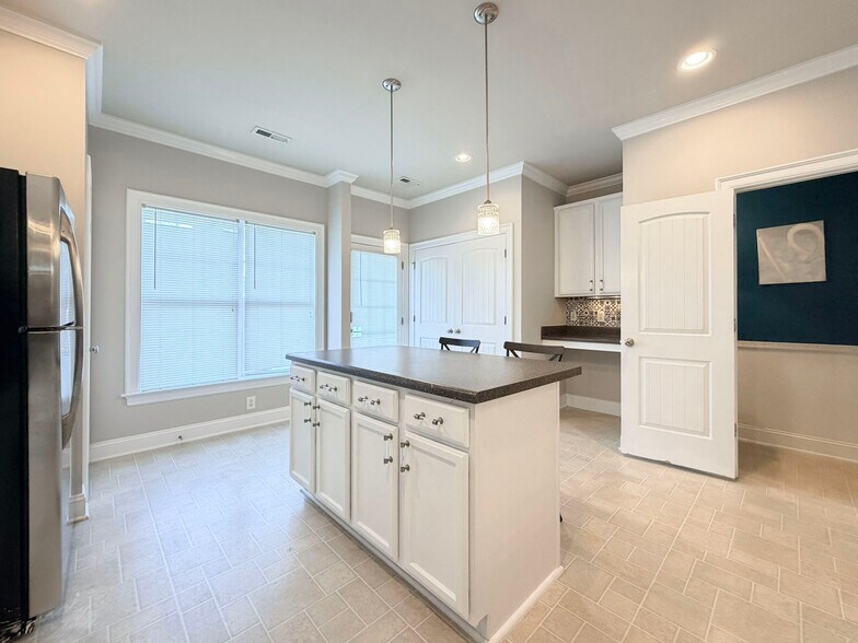 Building Photo - 7754 Acc Blvd