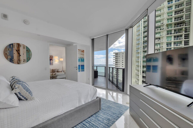 Building Photo - 1300 Brickell Bay Dr