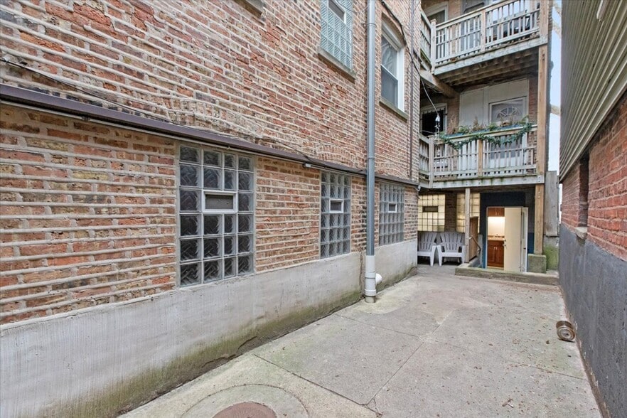 Building Photo - 1218 W Victoria St
