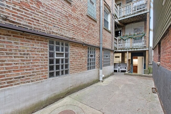 Building Photo - 1222 W Victoria St