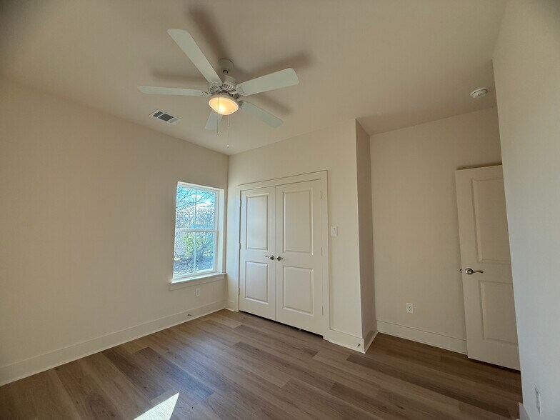 Building Photo - 207 Railroad Ave