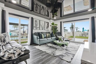 Building Photo - 8743 Thomas Dr