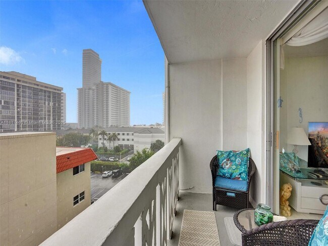 Building Photo - 3113 S Ocean Dr