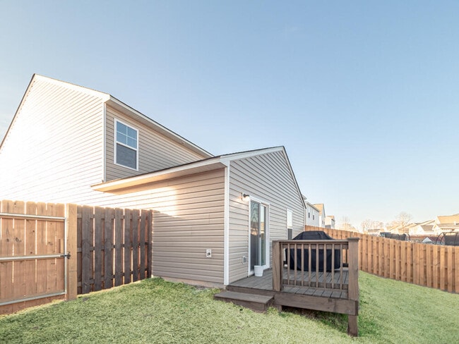 Building Photo - 1719 Camazay Dr