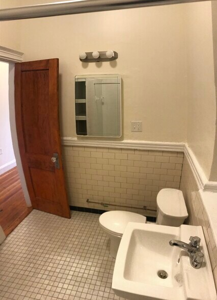 Building Photo - 468 Park Dr