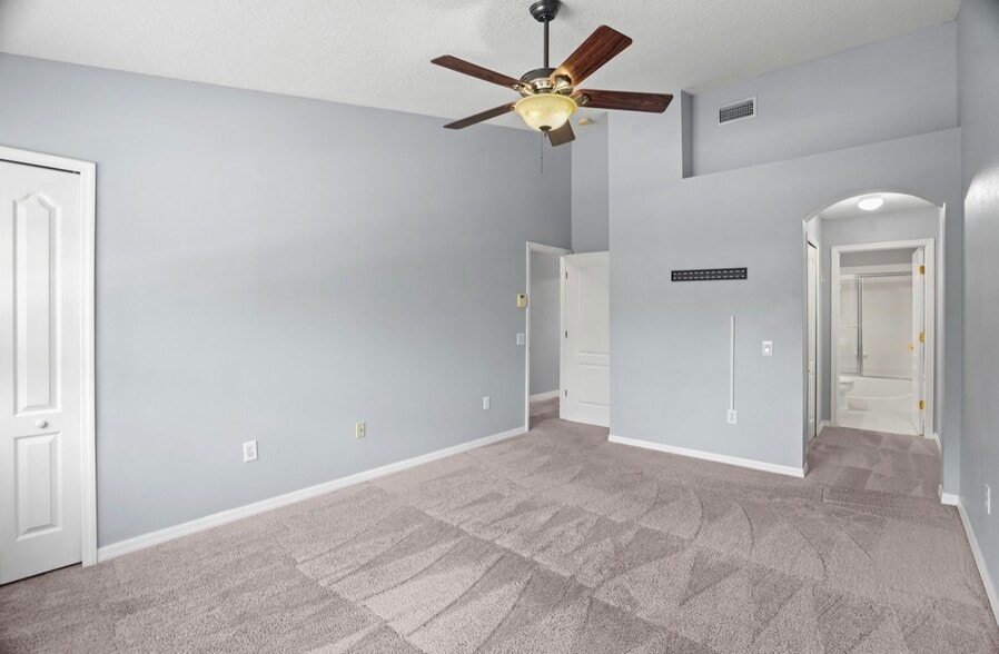Building Photo - 13137 Kings Crossing Dr