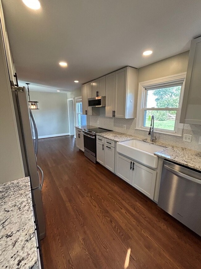 Building Photo - Remodeled rancher just outside of Frederick with stunning mountain views ready for you!