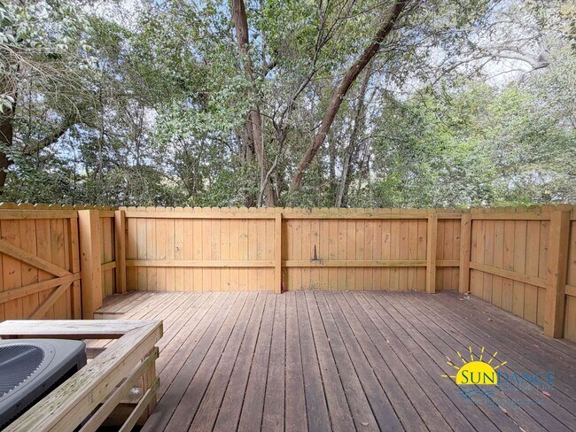 Building Photo - Stunning 2 Bedroom Townhome Near Eglin AFB & Hurlburt Field!