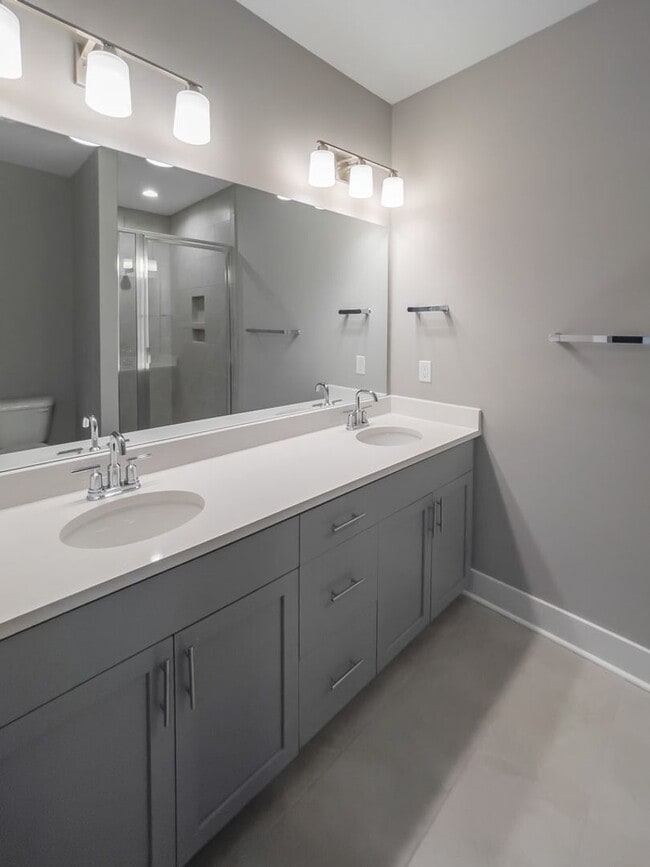 Building Photo - 2 BR 2.5 BA- Downtown Greenville Townhome-...