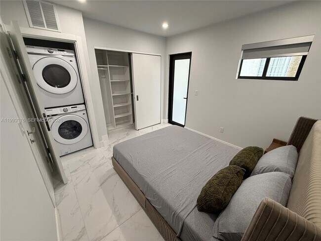 Building Photo - 944 Jefferson Ave