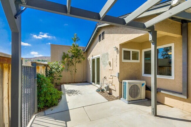 Building Photo - Charming 2BR Home with Attached Garage, Private Patio and a Friendly Community!