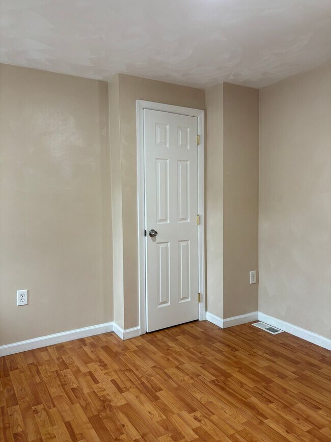 Building Photo - New 2 bedroomSouth Side House