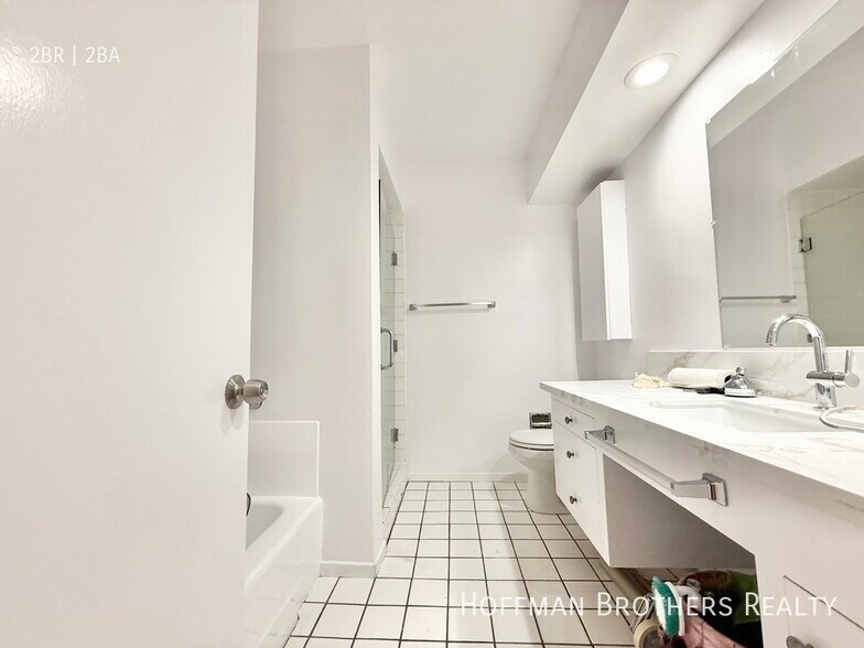 Building Photo - 337 S Elm Dr