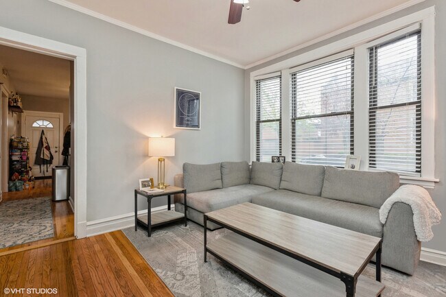 Building Photo - 1900 W Oakdale Ave