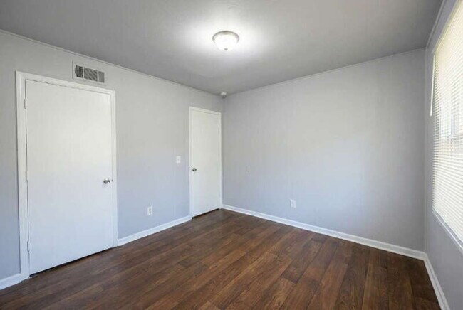 Building Photo - 1917 Watkins Dr