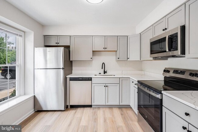Building Photo - 5605 Independence Cir