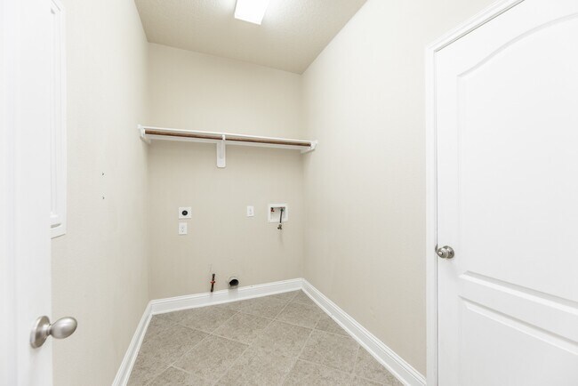 Building Photo - 6123 Northcrest Village Way