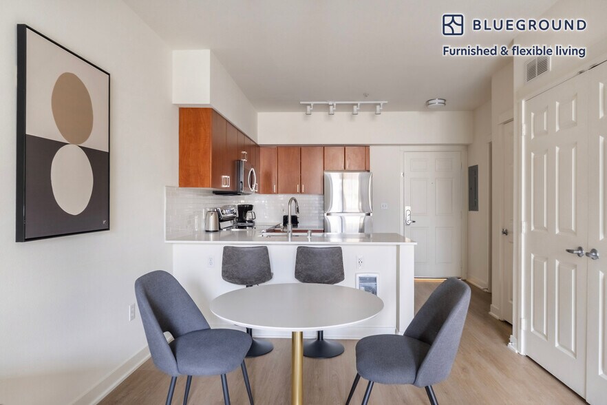 Building Photo - 11000 NE 10th St