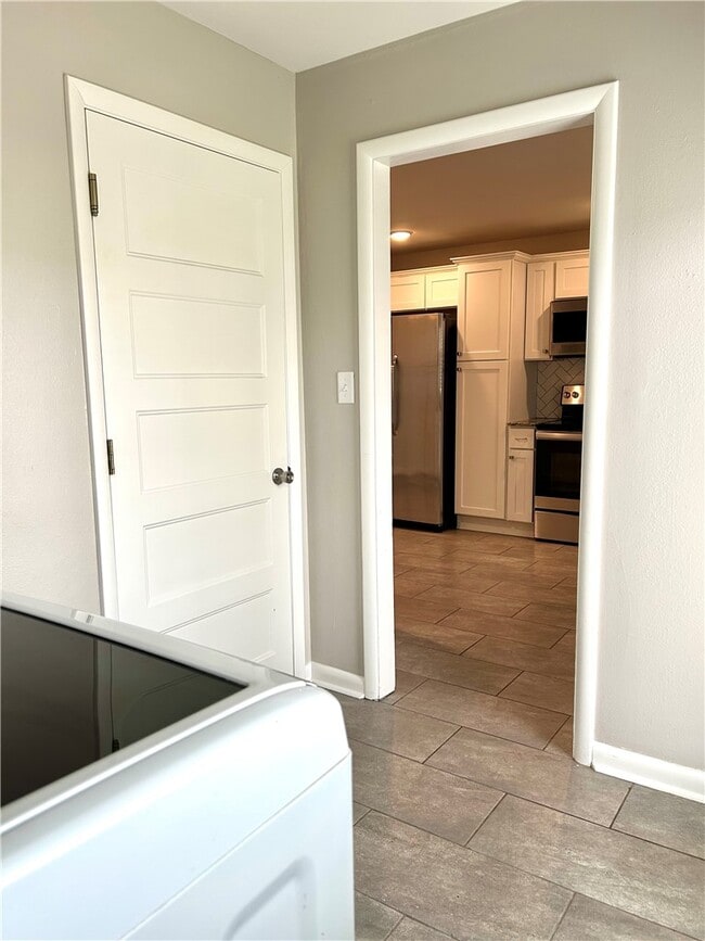 Building Photo - 301 Crestview Dr