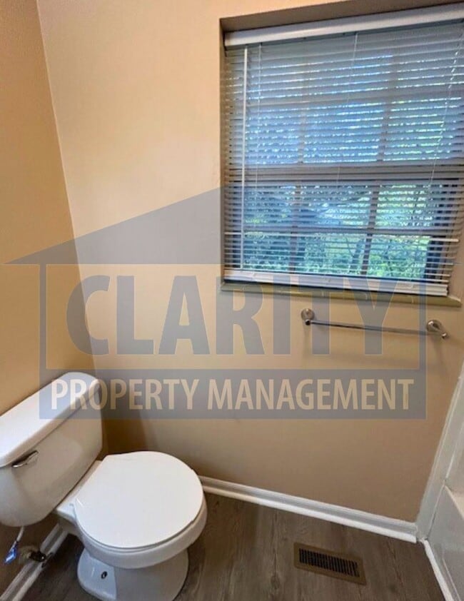 Building Photo - Charming 3 Bedroom, 1 Bath Home with Garag...