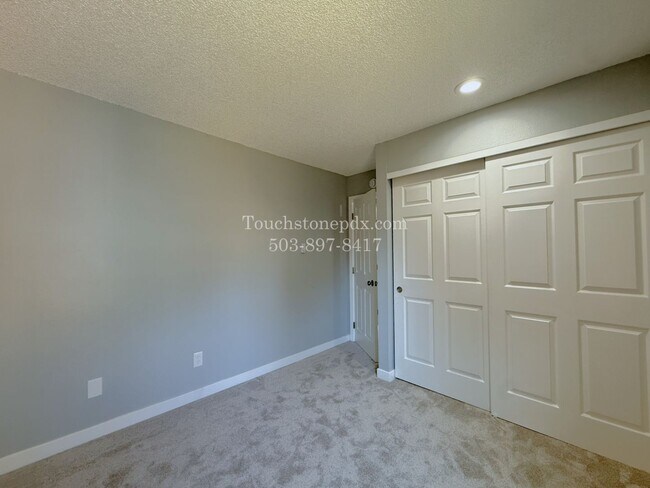 Building Photo - Bright East Portland 3 Bed Apartment Home with Two-Level Layout and Assigned Parking