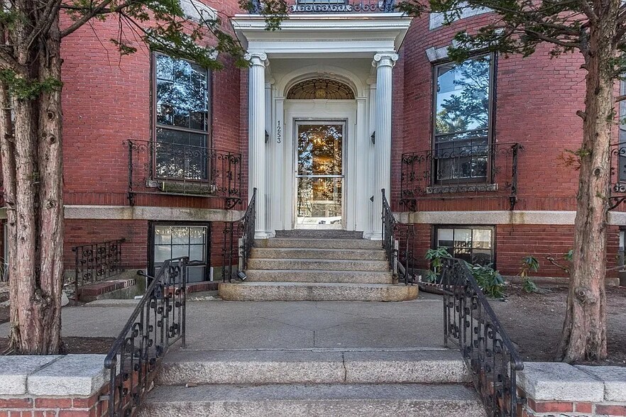 Building Photo - 1253 Beacon St