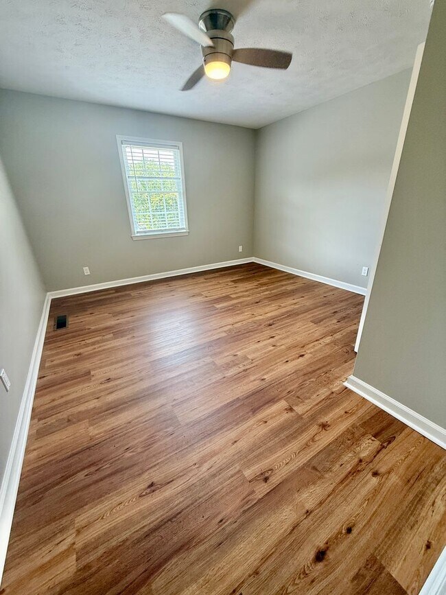 Building Photo - 3 Bedroom 2.5 Bath House + Garage + Fenced...