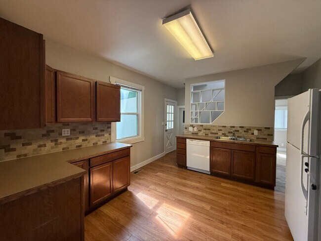 Building Photo - Large 4 Bed House with Fenced Yard