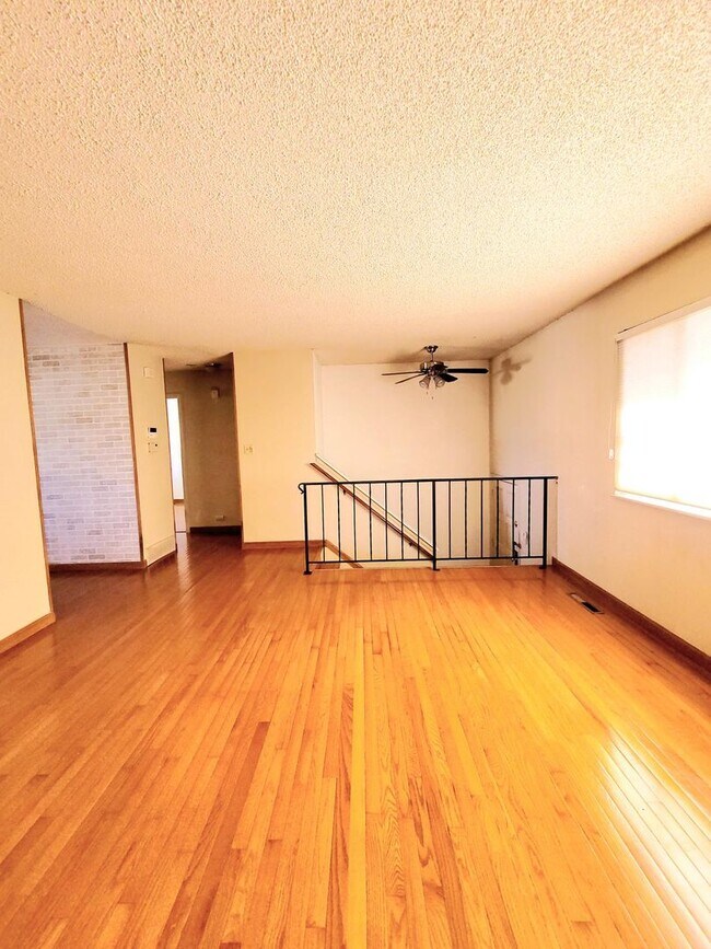 Building Photo - 4 bedroom home with fenced back yard!
