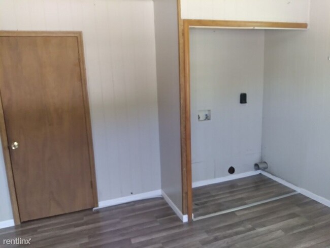 Building Photo - 2 br, 1 bath Duplex - 2379 Locust Road 126...