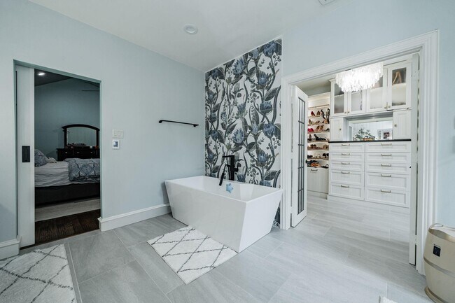 Building Photo - 5517 Longview St