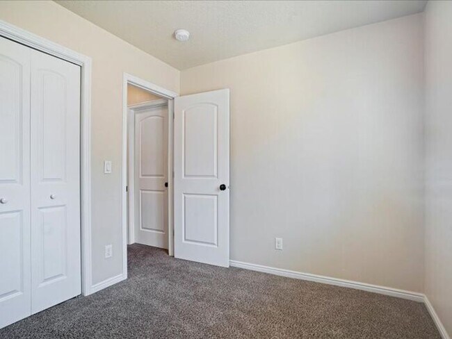 Building Photo - West Jordan 3 bed 2 bath Family home