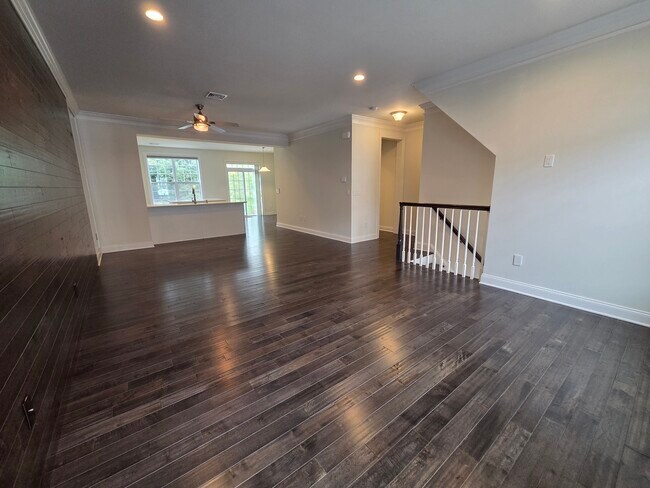 Building Photo - 12 Putnam Ln