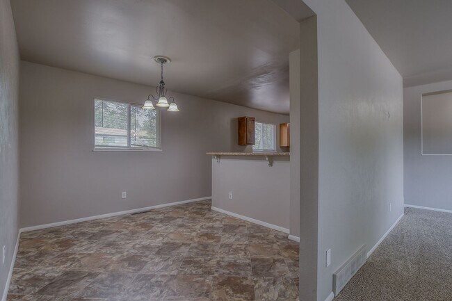 Building Photo - Centrally located 4 bedroom home!