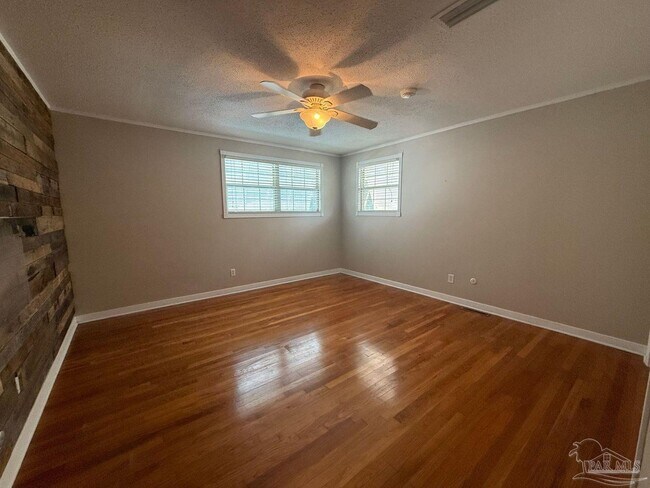 Building Photo - 905 Poinciana Dr