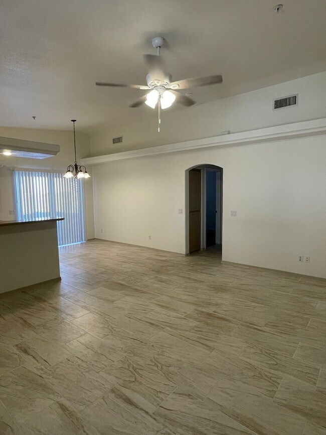 Building Photo - Move in ready, Call for a showing.