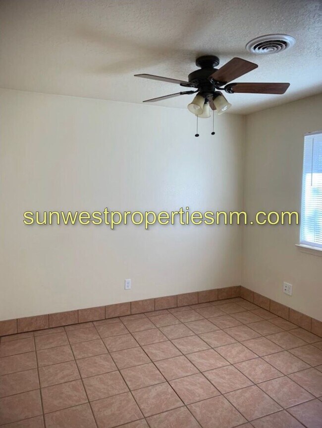 Building Photo - 820 Vine Ave