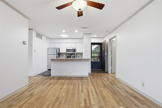 Building Photo - 8888 Tallwood Dr