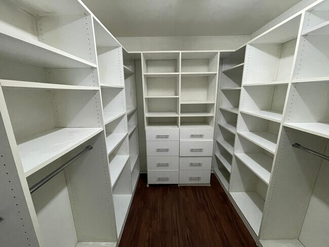 Building Photo - 4323 Leopold Pl