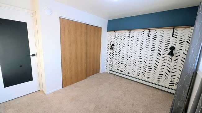 Building Photo - 3580 Wildwood Dr