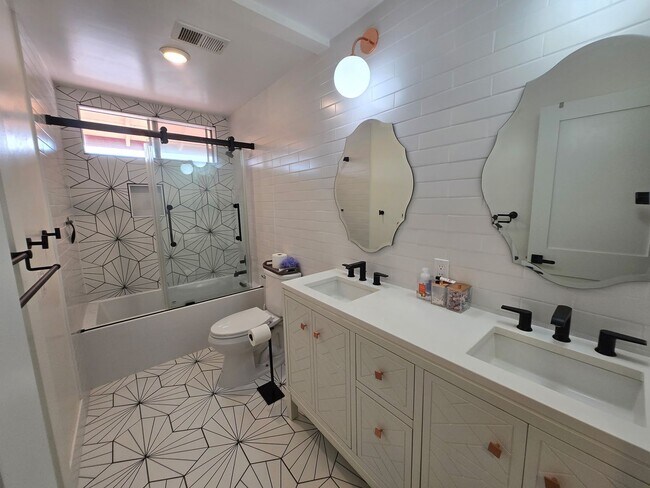 Building Photo - Phenomenal 4BD/3BA Single-Family Home in Quiet and Peaceful Pleasanton!