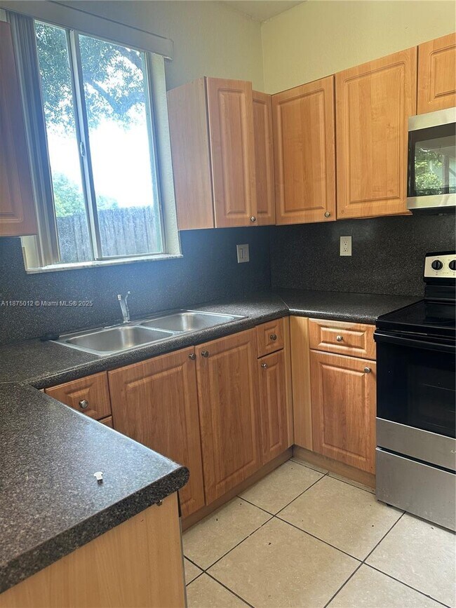 Building Photo - 2834 SE 16th Ave