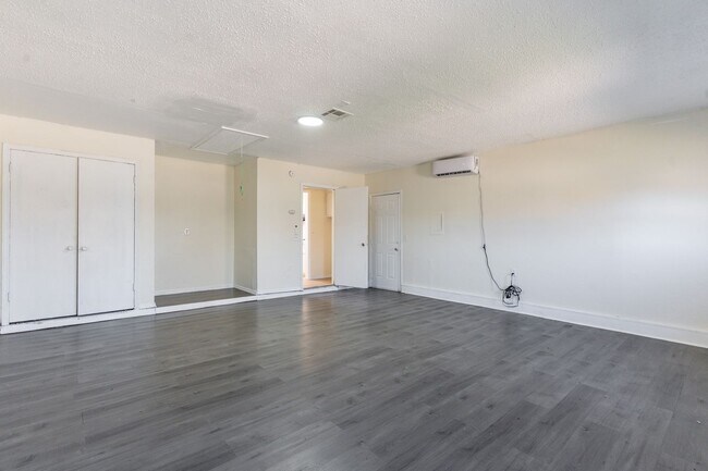 Building Photo - Cute 4 bedroom House