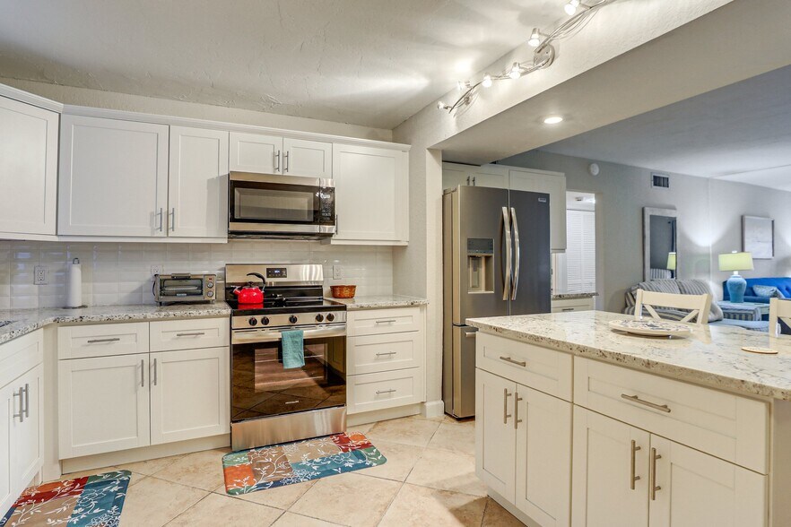 Building Photo - 7930 Sun Island Dr S