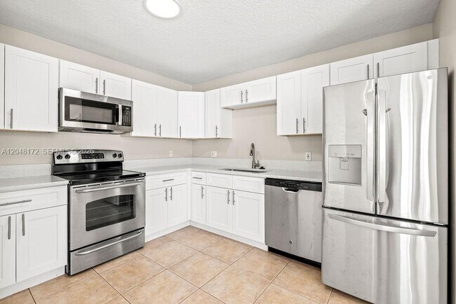 Building Photo - 1542 N Lawnwood Cir