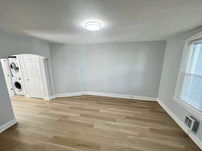 Building Photo - 3b/1.5b House Section 8 only.