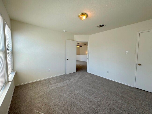 Building Photo - 2013 Rim Rock Dr