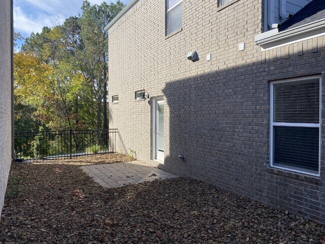 Building Photo - 2351 E Amherst Aly